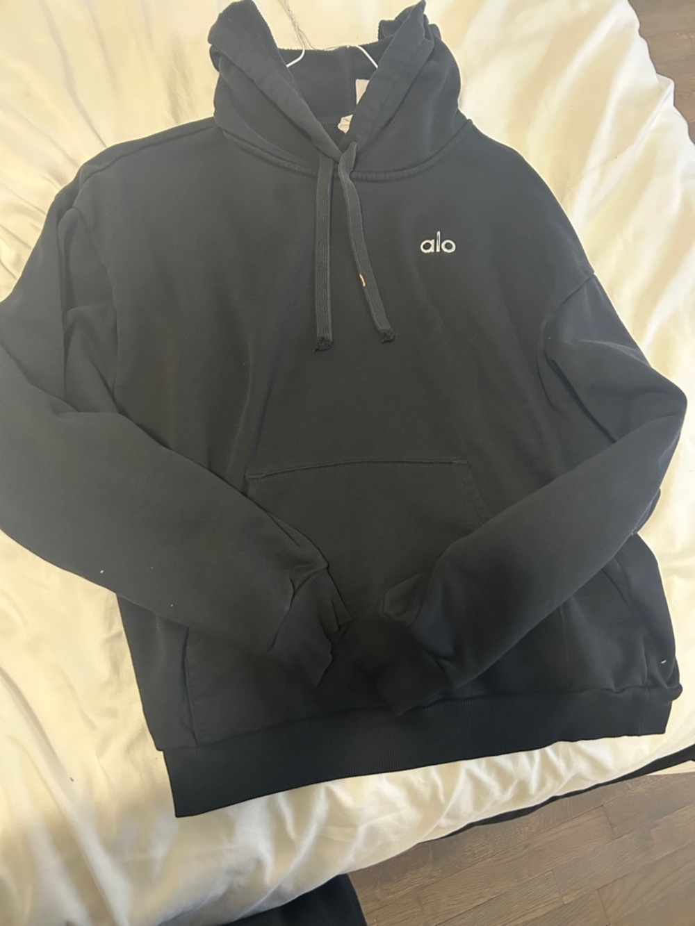 ALO Yoga women’s small Black Pullover Hoodie with Small Logo